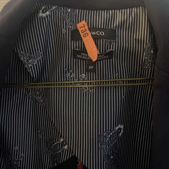 RW & CO SIZE S NAVY BLAZER FRESHLY DRY CLEANED - Picture 2 of 5